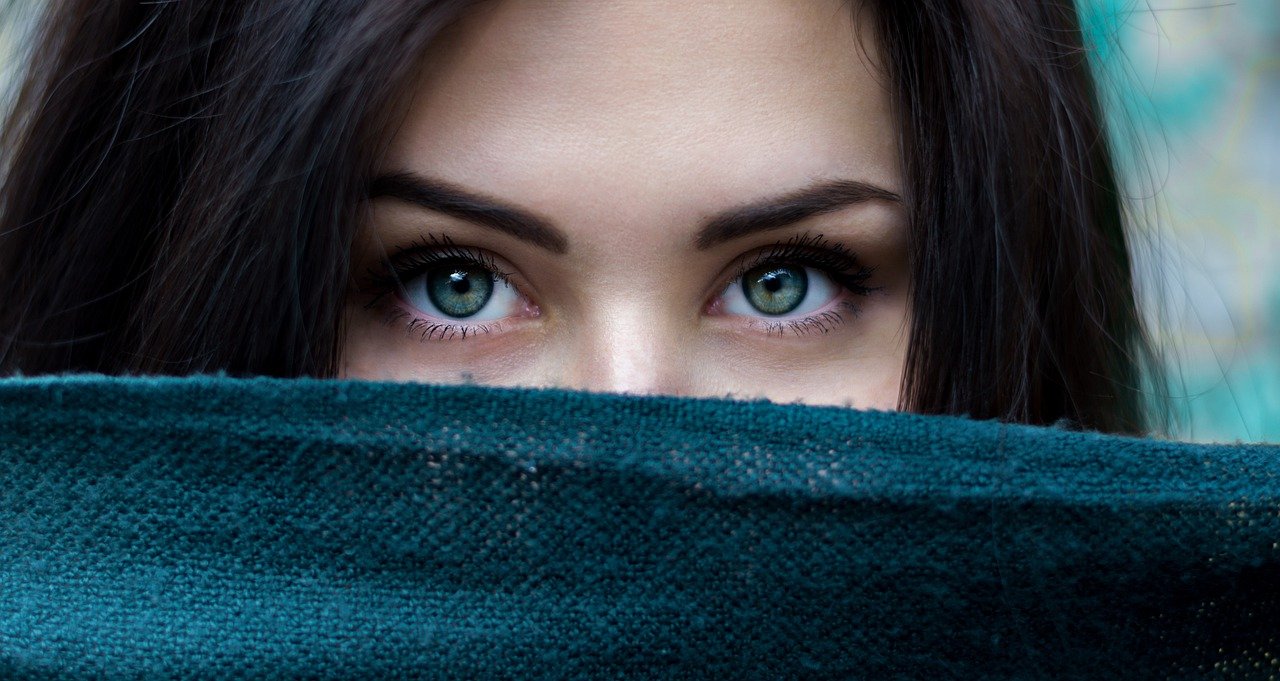 autoimmune dry eyes - woman with scarf covering her face except for her green eyes